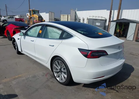2018 Tesla Model 3 Long Range/Performance z USA, uszkodzony, nr VIN 5YJ3E1EBXJF111642
